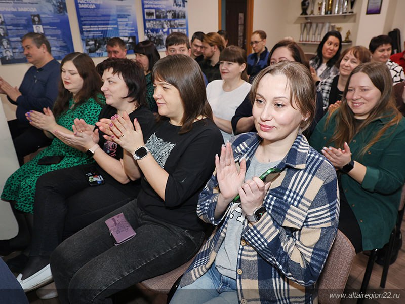 Работницам барнаульского завода резиновых изделий будут выплачивать по 500 тыс рублей за рождение ребёнка Об этом сообщают власти региона ООО Барнаул РТИ специализируется на производстве резинотехнических изделий 62 сотрудников предприятия женщины Но как отмечают в компании в год на заводе рождается всего двое детей Средняя зарплата там составляет до 80 тыс рублей Подписаться Прислать новость Помочь бустами