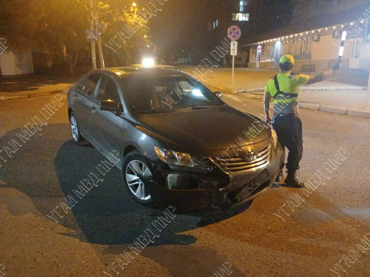 Не уступил дорогу Вечером 12 августа в Бендерах, в районе Борисовского рынка, произошло ДТП. Водитель на «Тойоте» ехал по улице Павлика Морозова, на перекрёстке с улицей 50 лет ВЛКСМ не выполнил требование знака «Уступите дорогу». В результате 44-летний автолюбитель столкнулся с «Мерседесом», который от удара влетел в электроопору. Двое пассажиров «Мерседеса» – 19-летний молодой человек и 16-летняя девушка – получили ушибы тканей лица и гематомы. Повреждены оба автомобиля и электроопора. По факту аварии проводится разбирательство. Пресс-центр МВД ПМР