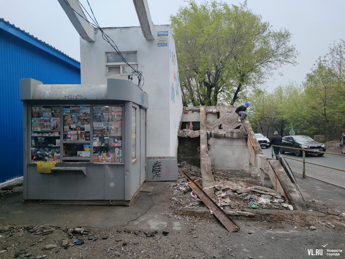 Виадук возле Некрасовского рынка перекрыли на время ремонта Рабочие приступили к ремонту надземного пешеходного перехода возле Некрасовского рынка. Движение по нему закрыли и уже разобрали ступеньки на лестнице. Горожане теперь переходят дорогу под виадуком, где обычно перебегали и раньше. Всего в этом году планируют капитально отремонтировать три таких перехода. Подробнее