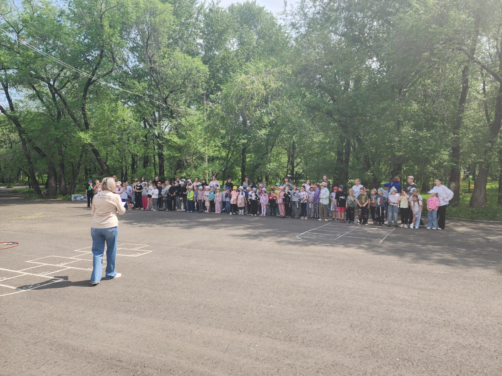 2 июня в парковой зоне культуры и отдыха «Городок», прошла игровая программа «Шире круг» для детей, посещающих школьную площадку. Началось мероприятие с танцевального флешмоба, для разминки. Далее ребята ходили по станциям, играли в спортивные и эстафетные игры, составляли и отгадывали загадки, ребусы. Все участники мероприятия получили заряд хорошего настроения и сладкие призы.
