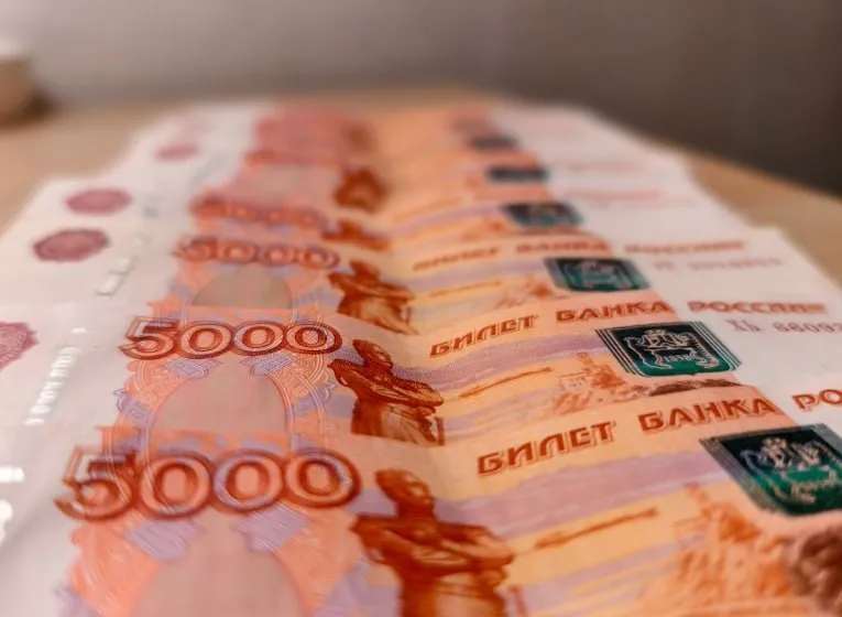 Удмуртия оказалась в числе субъектов где зарплаты за десять лет показали максимальный рост в 3 4 раза сообщается в исследовании РИА Новости Сопоставимый результат зафиксирован ещё в четырёх регионах Марий Эл Алтае Курганской и Владимирской областях Чуть ниже динамика в Алтайском крае и Татарстане примерно в 3 3 раза По России в целом среднемесячная начисленная заработная плата до вычета налогов с учётом премий и сверхвысоких доходов за этот же период поднялась с 33 9 тыс до 103 9 тыс рублей ровно в три раза Фото ИА Сусанин