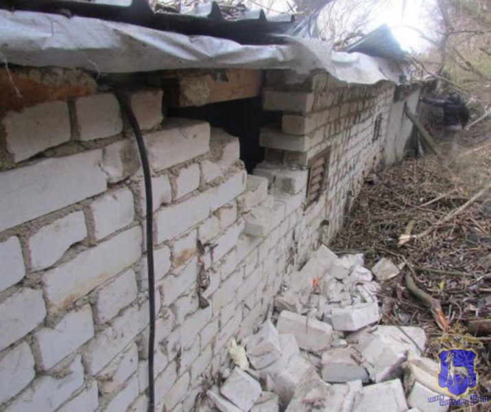 Сызранские полицейские раскрыли кражу из гаража В Сызрани 70-летний мужчина сообщил о краже имущества из его гаража. Пропало электрооборудование, канистры с горючим и рыболовные снасти на сумму более 25 тысяч рублей. Оперативники быстро нашли 28-летнего жителя Ульяновской области. Мужчина проник в гараж ночью, разобрав кирпичную кладку. Полицейские установили автомобиль, находившийся в период совершения кражи в гаражном массиве, на котором предположительно передвигался злоумышленник. Полицейские проверили транспортное средство по специализированным базам и учетам и узнали собственника. Часть похищенного имущества изъята и будет возвращена владельцу. В отношении злоумышленника возбуждено уголовное дело о краже с проникновением в помещение. Ведется поиск оставшегося имущества.