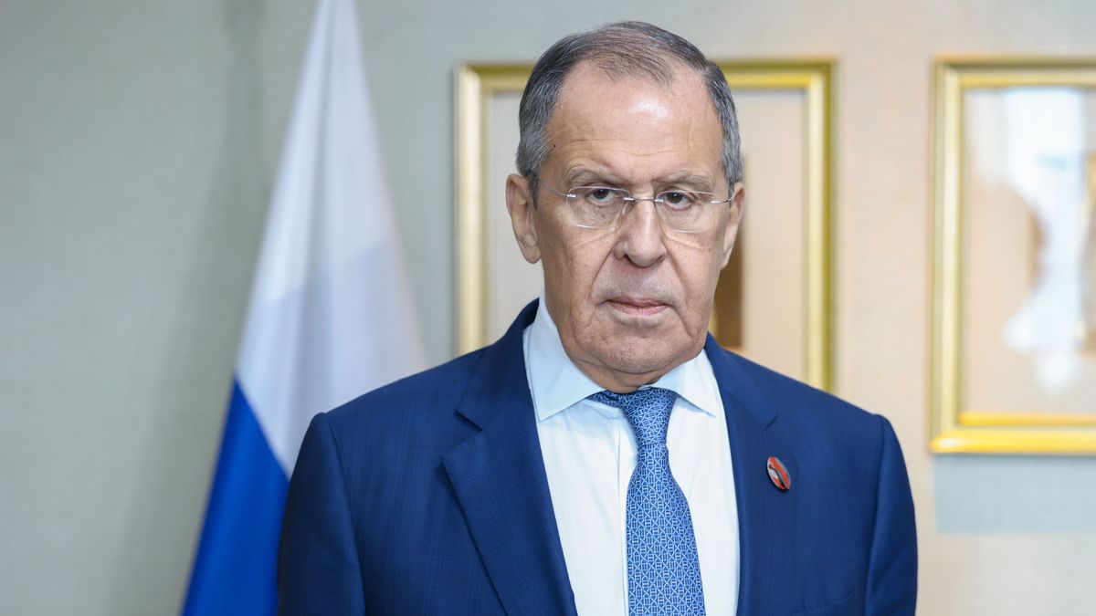 Глава МИД России Сергей Лавров охарактеризовал нынешнее положение Украины. По его словам, Киев не представляет население юго-востока страны, поэтому, согласно международному праву, не может претендовать на применение принципа территориальной целостности. Об этом, как сообщает Коммерсантъ, Лавров сказал в интервью венгерской газете Magyar Nemzet. Лавров напомнил положения Декларации о принципах международного права 1970 года. «В ней зафиксировано, что принцип территориальной целостности применим к государствам, правительства которых соблюдают принцип равноправия и самоопределения народов»,— пояснил министр. Из-за уровня русофобии, возведенной «в ранг государственной политики», Украина не представляет население русскоязычных регионов, включая Крым, Севастополь, Луганск, Донецк, Запорожье и Херсон, убежден Сергей Лавров. Жителям этих областей, добавил он, дали понять, что на Украине они «граждане второго сорта, чужаки».