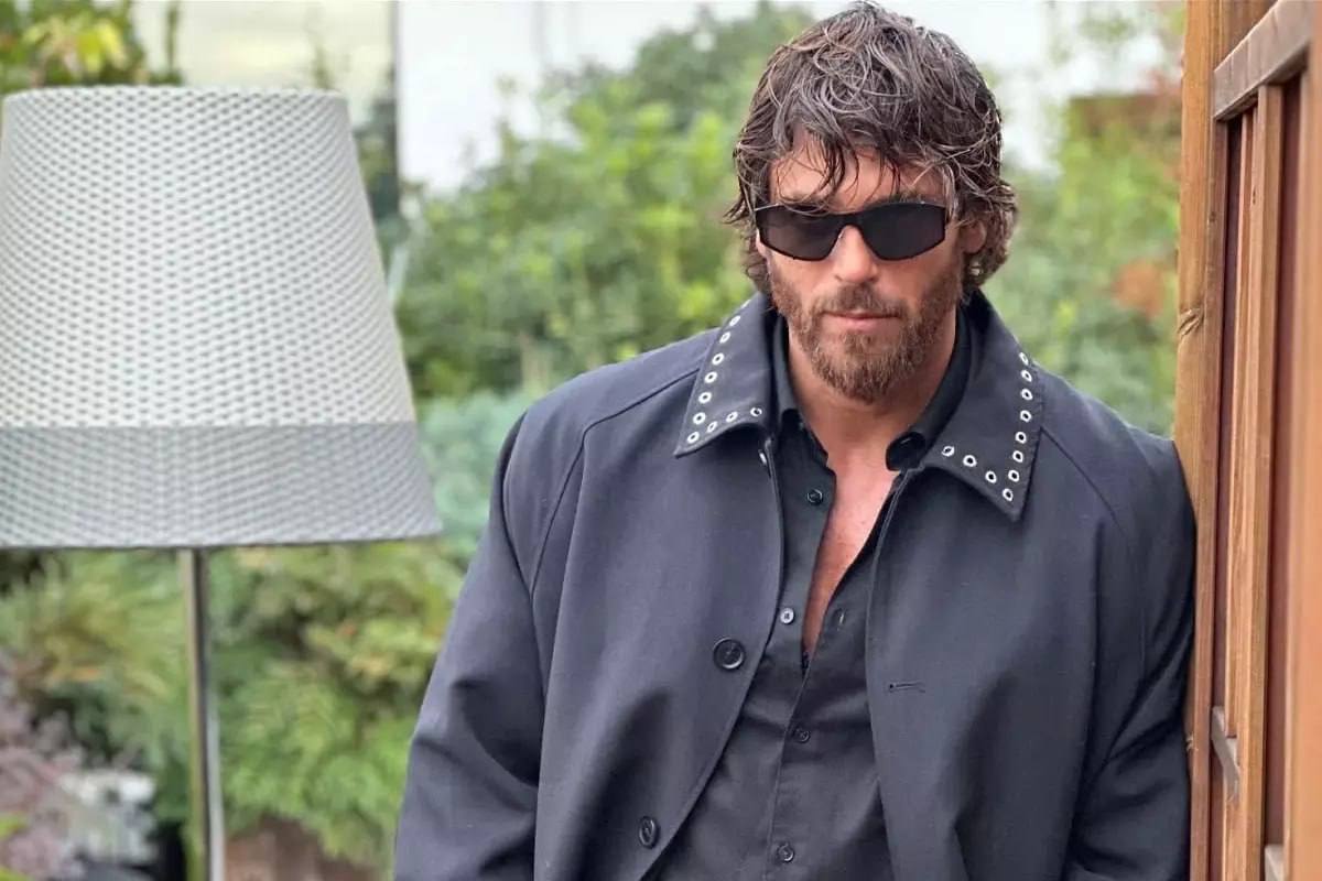 Скандал в Стамбуле Кан Яман освобождён после задержания Турецкий актёр Can Yaman был задержан и затем освобождён в рамках расследования по делу о наркотиках и проституции Что произошло В Стамбуле прошли рейды в 9 ночных клубах и ряде развлекательных заведений Операция также затронула Bebek Otel в районе Бешикташ Всего были задержаны 7 человек среди них известные медийные лица Во время обысков изъято кокаин марихуана таблетки жидкие вещества предположительно наркотического характера В отеле работали правоохранители с наркотической собакой После завершения следственных действий жандармерия покинула объект   Статус Кан Ямана Актёр был задержан после рейда в ночном клубе Позднее освобождён новые подробности по его делу не раскрываются Расследование ведёт прокуратура Стамбула по статьям хранение наркотических или психотропных веществ содействие употреблению наркотиков вовлечение или посредничество в проституции Следствие продолжается