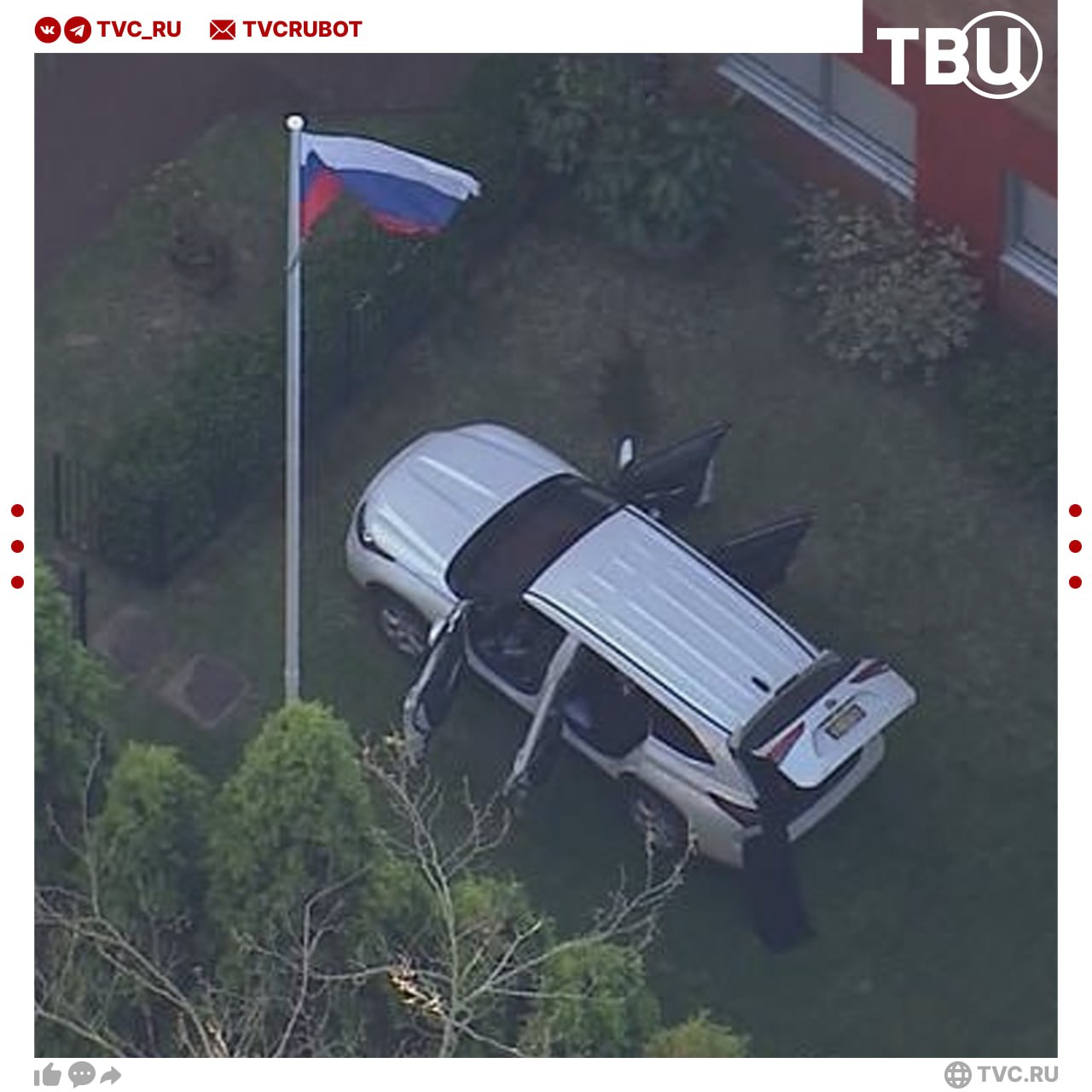 Ворота консульства России в Австралии протаранила машина сообщает 9 News Водитель был арестован По данным канала жертв нет пострадал только полицейский Мотив поступка подозреваемого пока неизвестен Подписаться на ТВЦ в MAX