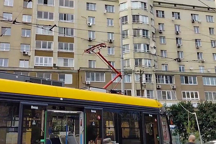 Стали известны пикантные подробности ЧП с вставшим на ВИЗе пятисекционным трамваем Пятисекционный трамвай вставший вчера вечером на ВИЗе на путях из за поломки уехал лишь затемно Об этом сообщается в Telegram канале Транспортные новости ЕКБ Спустя 3 5 часа вагон уехал внимание на автономном ходу который у него оказывается есть Движение возобновлено в 20 38 говорится в специализированном телеграм канале В комментариях к посту пользователи пишут что рабочие ремонтники скорее всего не знали что у нового трамвая есть автономный ход иначе он мог уехать и освободить пути гораздо раньше uralweb ru