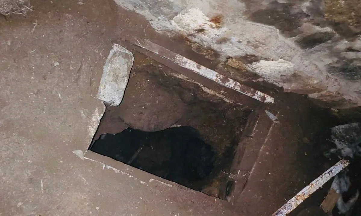 В Липецке вынесли приговор заключенным колонии, из которой они совершили массовый побег в октябре прошлого года. Тогда шестеро осужденных по тяжким и особо тяжким статьям незаконный оборот наркотиков и изнасилования выкопали 30-метровый тоннель под ограждением колонии. После этого преступники благополучно совершили побег, пробежали несколько десятков километров, но пятеро были задержаны буквально на следующий день. Шестой побегал чуть подольше — две недели, но был задержан. Беглецам дали сроки по ч. 2 ст. 313 УК РФ Побег из места лишения свободы от четырех с половиной до двенадцати лет с учетом имеющихся приговоров . Кроме этого в Липецком Правобережном суде сейчас судят и тех сотрудников колонии, которые допустили такое ЧП. Им тоже придется несладко, потому что такие побеги — это либо халатность, либо намеренное предательство. Не знать о том, что в колонии готовится побег через подкоп, практически невозможно. Суд разберется, что это было — абсолютная некомпетентность или коррупция.