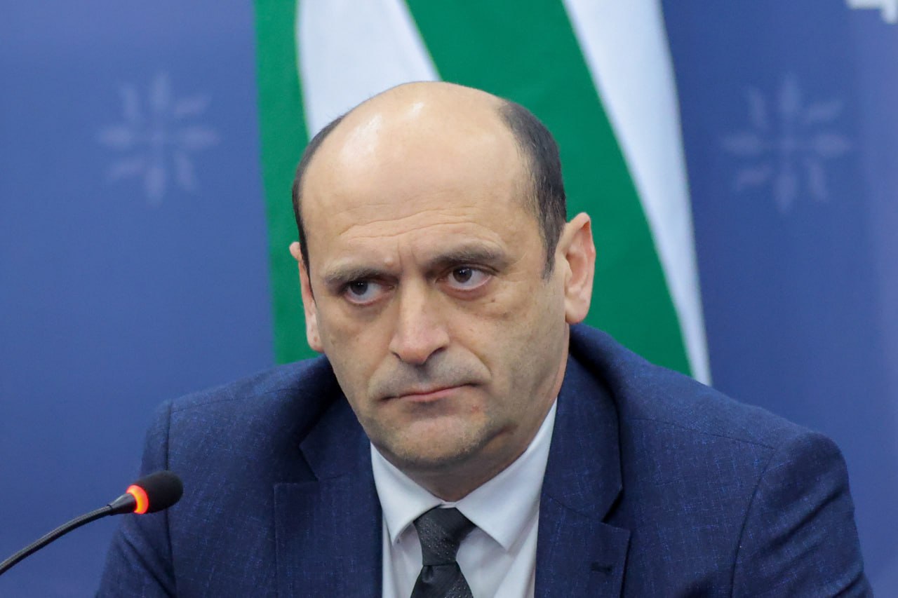 Парламент Абхазии утвердил нового Генерального прокурора На прошедшей в Сухуме сессии Народного Собрания депутаты поддержали кандидатуру А.Н. Агрба на должность Генерального прокурора Республики Абхазия. Агрба – хорошо известная и уважаемая фигура в республике, сочетающая высокий профессионализм с личной порядочностью и независимостью суждений. Именно эти качества, по мнению парламентариев, делают его достойным руководителем надзорного органа, от которого общество ждёт справедливости и принципиальности. Назначение Агрба получило широкую поддержку в парламенте, что свидетельствует о политической консолидации вокруг идеи усиления правопорядка. Его авторитет и опыт дают основания рассчитывать на эффективную работу прокуратуры, включая беспристрастное рассмотрение сложных и резонансных дел. Это решение открывает перед системой правосудия новые возможности для укрепления доверия граждан к государственным институтам. Petrov Sergey/Global Look Press Подписаться Буст