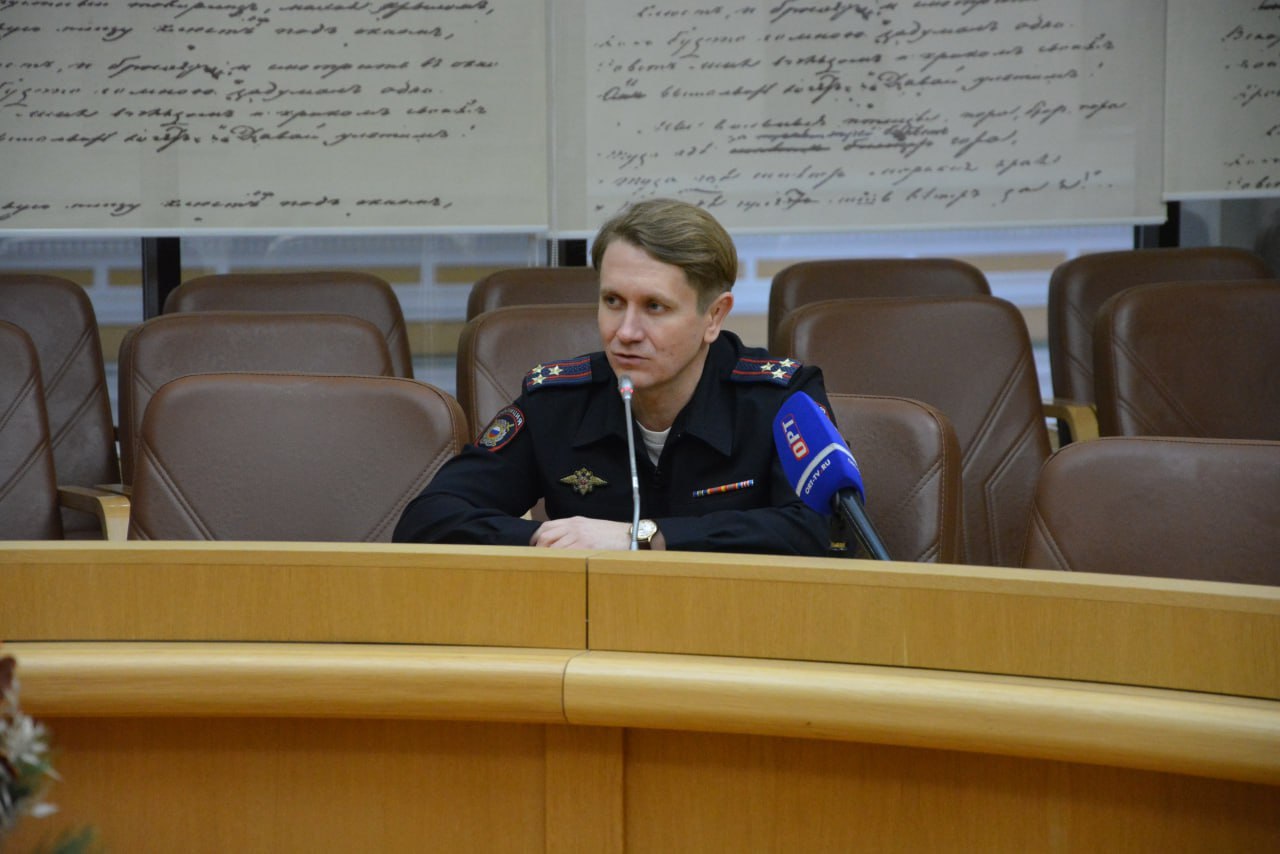 В Оренбуржье ущерб от мошенников за год превысил 1 1 млрд рублей В Оренбургской области ущерб от кибермошенников за последний год составил более 1 миллиарда 187 миллионов рублей Такие цифры озвучили на заседании Общественного совета при региональном УМВД Несмотря на небольшое снижение общего числа преступлений они по прежнему составляют почти половину всех краж в регионе Чаще всего злоумышленники действуют по телефону через соцсети и игровые платформы выманивая персональные данные или деньги  Полиция напоминает настоящие сотрудники банков никогда не просят переводить средства на безопасные счета или сообщать пароли Оставайтесь бдительными