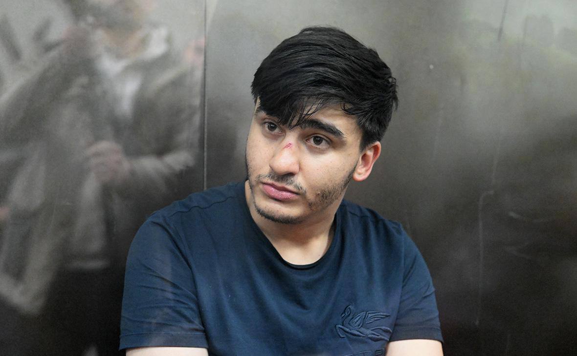 Суд в Москве приговорил к 17 годам колонии Шахина Аббасова обвиняемого в убийстве байкера из за замечания о парковке Его брата Шохрата к 11 годам колонии общего режима Трагедия произошла в 2024 году на Краснодарской улице Аббасов припарковал авто на тротуаре у подъезда дома Байкер Кирилл Ковалев сделал ему замечание завязался конфликт Аббасов ударил парня ножом от полученных травм Ковалёв скончался Братья пытались скрыться по пути они ещё успели дать взятку инспектору ДПС В итоге их задержали в Ростовской области Подписаться на Москва 24 Наши каналы Новости в MAX