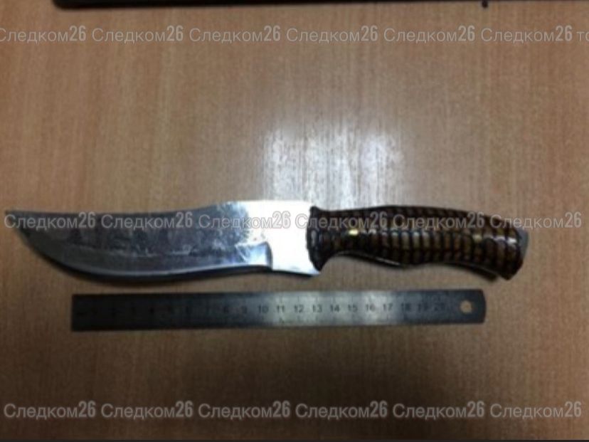 Двое ставропольцев пытались зарезать полицейского из мести Инцидент произошел в станице Лысогорской, рассказали в краевом управлении СКР. В жилище одного из обвиняемых проходил обыск в рамках возбужденного уголовного дела о незаконном сбыте наркотиков и взрывчатых веществ. Подумав, что инициатором обыска стал оперуполномоченный местного отдела МВД, мужчины решили убить его. Обвиняемые назначили полицейскому встречу около памятника «Хачкар» в станице Лысогорской, якобы для урегулирования конфликта. Как только сотрудник МВД пришел на место, один из мужчин схватил его, а второй начал бить ножом в область головы и туловища. Потерпевшему удалось выжить благодаря активному сопротивлению и оперативно оказанной медицинской помощи. Вскоре нападавшие предстанут перед судом. Им грозит от 12 до 20 лет лишения свободы.