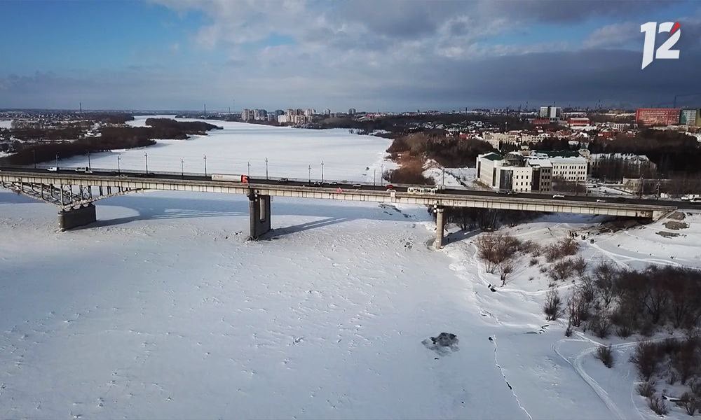 Мост имени 60-летия ВЛКСМ в ближайшие выходные не перекроют.  Об этом 12 каналу сообщили в мэрии. Это произойдет в ночь на 29 ноября — почти на неделю позже обещанного срока.