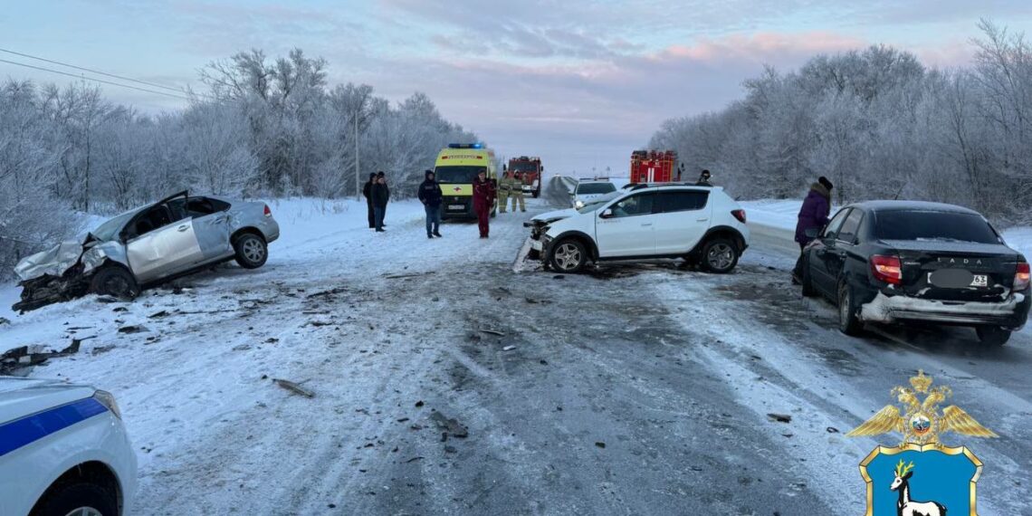 В Самарской области в страшной аварии погиб мужчина, второй — попал в больницу. Смертельное ДТП произошло в Сызранском районе утром 19 февраля. На 11 км автодороги «Урал-Сызрань-1» в 07:35 столкнулись два легковых автомобиля, Renault Sandero и Volkswagen Polo: