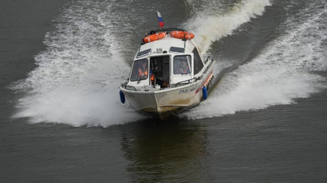 В Колпино местный житель прыгнул с Думского моста в воду и погиб. Об этом сообщили в пресс-службе спасателей Северной столицы. Водолазы вечером 19 июля извлекли тело погибшего мужчины из Комсомольского канала.
