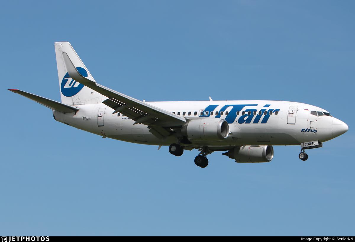 У самолёта Utair выбило трансформатор при посадке и отказали сразу семь систем Накануне вечером экипаж Boeing 737 500 RA 73040 авиакомпании Utair выполнявший рейс UT 477 из Сургута в Самару столкнулся с множественными отказами ключевых систем Уже на этапе захода на посадку отключились левый и правый топливные насосы электрогидронасос противоюзовая и система автоматического торможения одна радиостанция и полётный директор со стороны командира воздушного судна Несмотря на это экипаж благополучно посадил самолёт и зарулил на стоянку При осмотре кабины пилотов была обнаружена причина целого букета отказов автомат защиты сети предохранитель первого трансформатора находился в отключённом состоянии Росавиация начала расследование этого авиационного инцидента А авиакомпания приостановила эксплуатацию самолёта для выполнения комплекса работ по поиску неисправности   Залетай на Авиаторщину