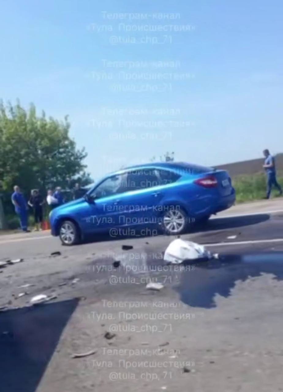 Стали известны подробности аварии с участием мотоциклиста в Киреевском районе Авария произошла сегодня на 9 километре трассы «Быковка-Богородицк». По предварительной информации, 53-летний водитель «МАЗа» при повороте на парковочное место столкнулся с мотоциклом «Кавасаки», под управлением 25-летнего парня. Тот, в свою очередь столкнулся с «Ладой Грантой». В результате ДТП мотоциклист погиб. Проголосовать за канал: голос! Тула. Происшествия Наш ВКонтакте Прислать новость: