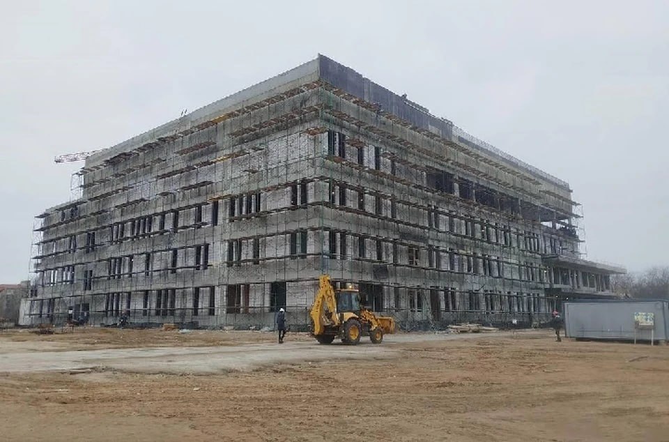В Мелитополе Запорожской области продолжаются работы на многопрофильном педиатрическом центре. Специалисты закончили устройство котлована под строительство главного педиатрического корпуса. В новой детской больнице врачи смогут проводить сложнейшие операции, детям будет оказываться помощь по 15 профилям. Реализация проекта позволит Запорожской области войти в число регионов России с возможностями оказания специализированной медицинской детской помощи. Новая жизнь