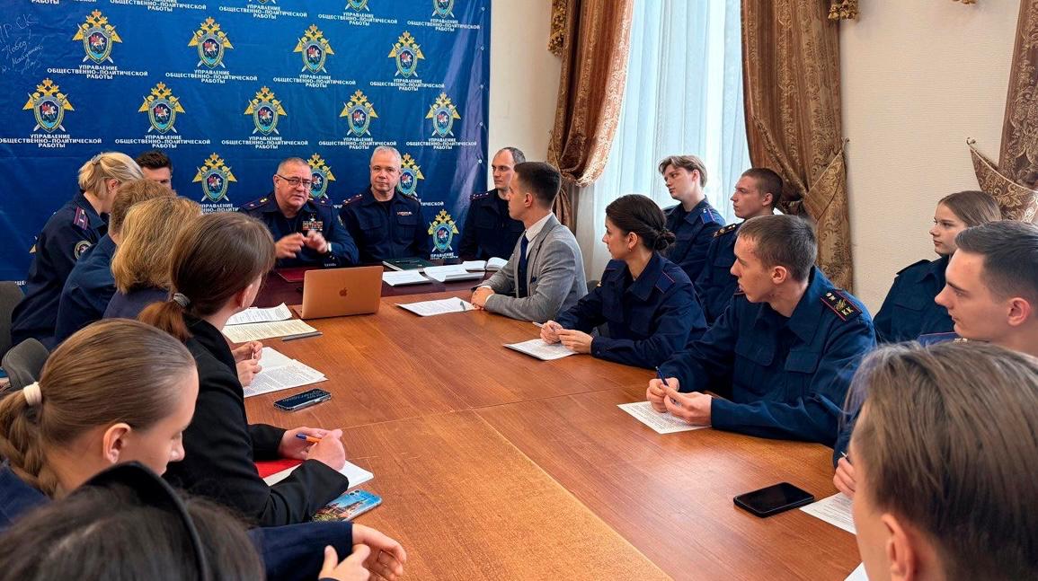 Руководитель управления общественно политической работы СК России провел расширенное заседание центрального штаба Молодежного союза Юный следователь В Москве состоялось расширенное заседание центрального штаба Межрегиональной общественной организации Молодёжный союз Юный следователь под председательством руководителя управления общественно политической работы Следственного комитета Российской Федерации Героя Российской Федерации Сергея Васильевича Петрова В заседании приняли участие сотрудники управления общественно политической работы Следственного комитета Российской Федерации и члены центрального штаба Молодежного союза Заседание было посвящено подведению итогов деятельности организации за третий квартал 2025 года утверждению перспективных планов развития и стратегических направлений организации В своем приветственном слове Сергей Васильевич Петров отметил значительную роль Молодёжного союза в системе патриотического воспитания ранней профессиональной ориентации работы с ветеранами следственных органов а также профилактики правонарушений среди несовершеннолетних Он подчеркнул важность консолидации усилий с ведомством для дальнейшего развития организации и повышения эффективности ее работы на всех уровнях Исполнительный директор Молодёжного союза Юный следователь член Общественного совета при Следственном комитете Российской Федерации Алексей Иванович Хворостянко в ходе своего доклада отметил практические результаты работы Молодежного союза и рост численности актива В ходе заседания были рассмотрены предложения по стратегическим направлениям развития организации и заслушаны отчеты руководителей подразделений центрального штаба Союза о результатах работы за отчетный период и задачах на четвертый квартал 2025 года По итогам заседания были утверждены планы работы на четвертый квартал 2025 года и определены стратегические векторы развития Молодёжного союза Юный следователь Основной акцент в деятельности организации будет сделан на патриотическом воспитании профессиональной ориентации молодежи взаимодействии с ветеранами следственных органов с ветеранами Великой Отечественной войны и специальной военной операции а также на профилактической работе с несовершеннолетними Как отметил Сергей Васильевич Петров Проведенное заседание наглядно демонстрирует серьезный системный подход к построению работы с молодежью в Следственном комитете Уверен что совместными усилиями мы выведем деятельность Молодёжного союза на качественно новый уровень и он станет ключевой площадкой для формирования будущего кадрового резерва ведомства Подписывайтесь на Информационный центр СК России в MAХ