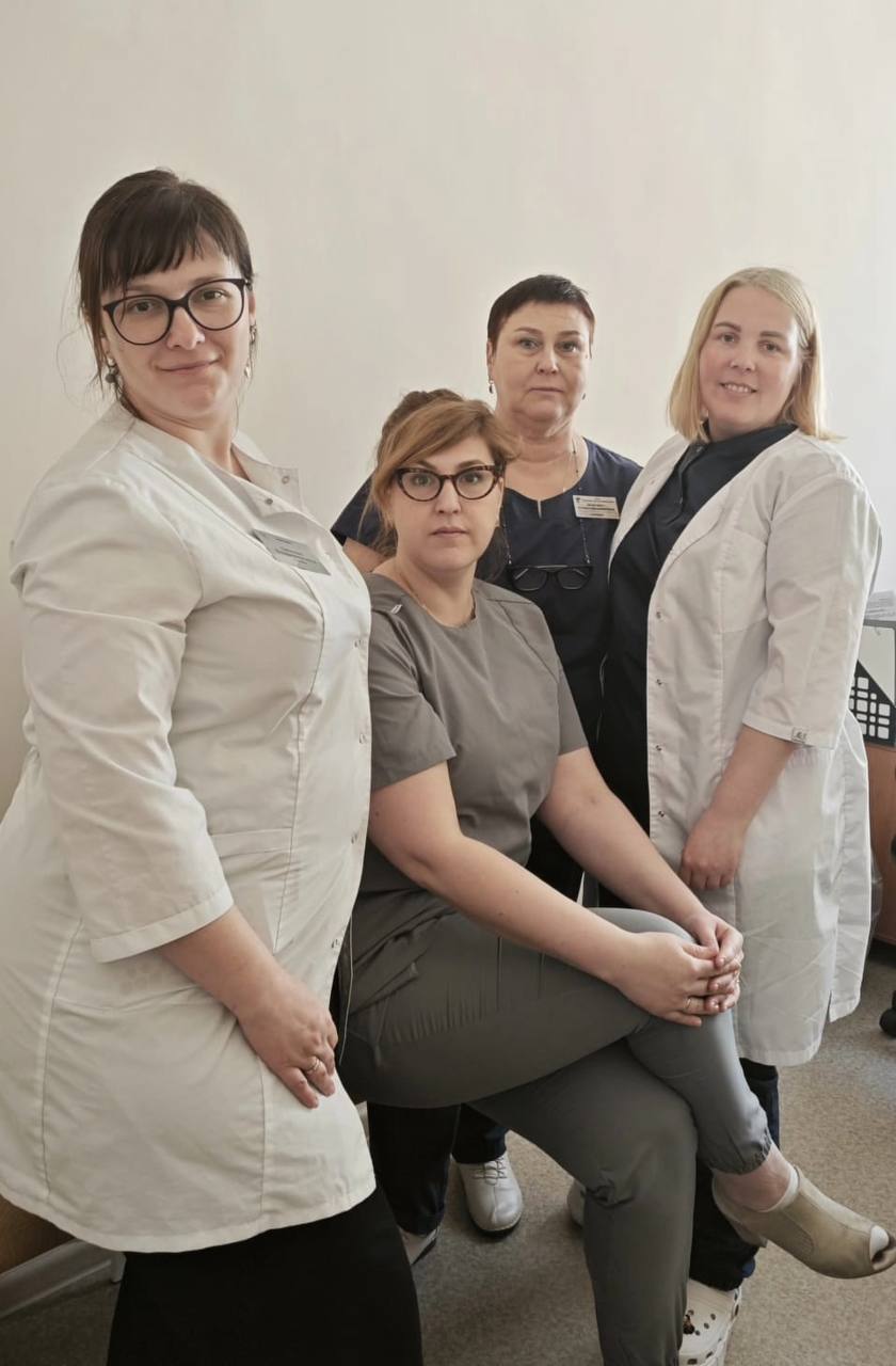 Продолжаем реализацию плана по улучшению оказания медицинской помощи жителям Лоухского района. На прошлой неделе бригада специалистов Госпиталя для ветеранов войн: пульмонолог, эндокринолог, фельдшер и терапевт, осмотрели более 200 жителей посёлков Лоухи, Пяозерский и Чупа. В результате некоторым пациентам были рекомендованы дополнительные обследования, наблюдение у специалиста. Некоторые пациенты направлены на госпитализацию в Госпиталь для ветеранов войн. Напомню, что выездные формы работы позволяют нам не только своевременно диагностировать и лечить заболевания, но и проводить профилактические обследования по месту проживания жителей отдалённых населённых пунктов.