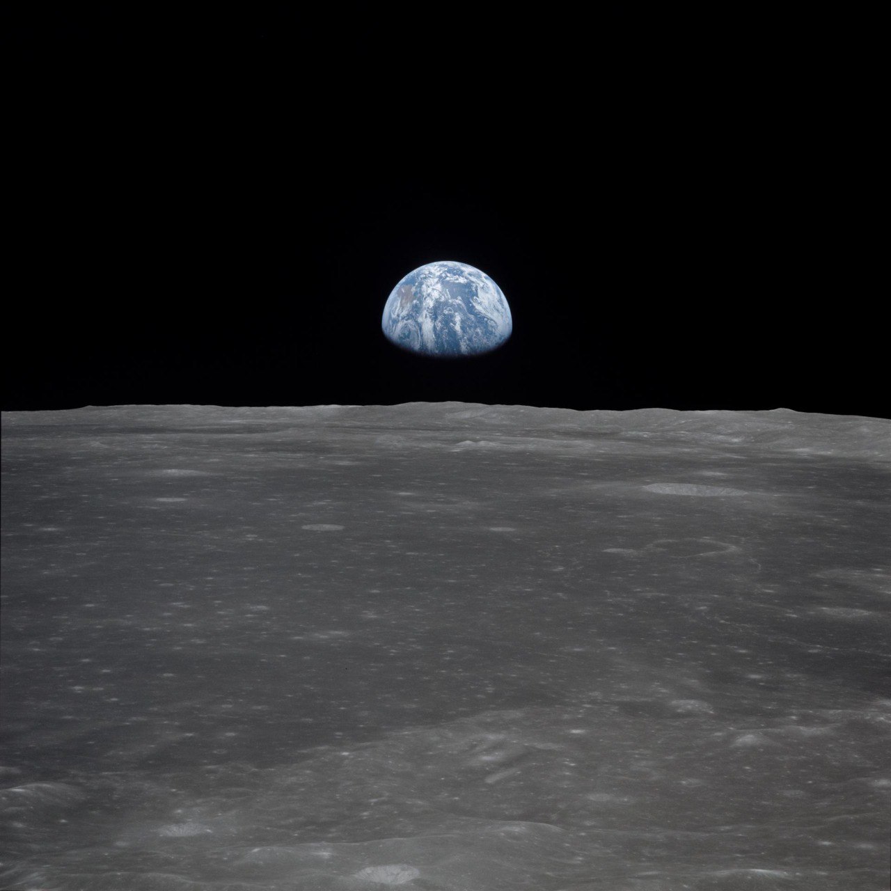 NASA готова заплатить 3 млн долларов тому, кто решит проблему загрязнения Луны человеческими экскрементами. После миссий Apollo на Луне осталось 96 мешков с различными отходами жизнедеятельности космонавтов, но в перспективе эта цифра будет только расти. А поскольку Космическое агентство стремится к устойчивым методам исследования, то запустило конкурс для инженеров LunaRecycle Challenge. Его главная цель - предотвратить увеличение неприятного «космического запаса». Счастливчик, который предложит оптимальное решение, получит на свою разработку 3 миллиона долларов около 350 миллионов рублей . Если вы тот самый изобретатель, то попытать счастья можно здесь. Теперь засрали и Луну.