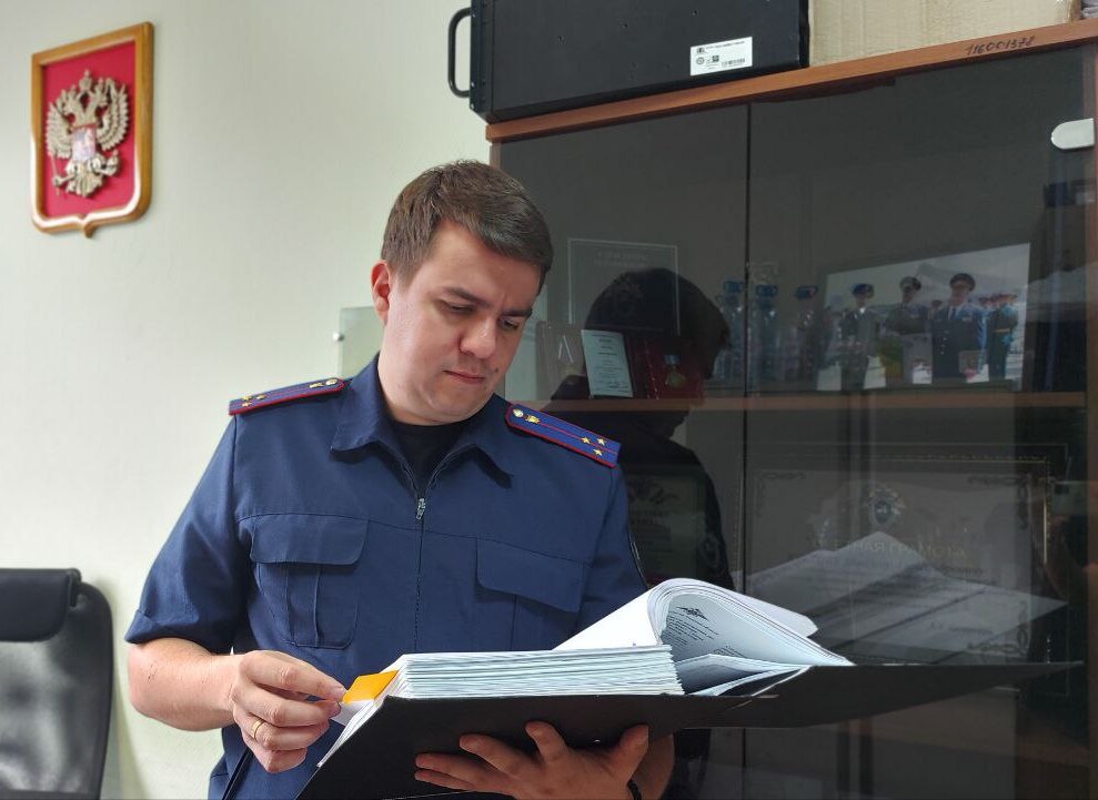 В Томске завершено расследование уголовного дела в отношении двух местных жителей, обвиняемых в крупном мошенничестве с «Пушкинскими картами» Первым отделом по расследованию особо важных дел следственного управления Следственного комитета Российской Федерации по Томской области завершено расследование уголовного дела по обвинению двух 21-летних жителей областного центра. Они обвиняются в совершении преступления, предусмотренного ч. 3 ст. 159 УК РФ мошенничество, совершенное группой лиц по предварительному сговору в крупном размере . Уголовное дело было возбуждено на основании материалов Управления ФСБ России по Томской области. По версии следствия, не позднее марта 2022 года фигуранты разработали многоэтапный план для хищения средств, выделяемых в рамках федеральной программы «Пушкинская карта». Один из них зарегистрировался в качестве индивидуального предпринимателя и впоследствии от его имени соучастники прошли регистрацию как организаторы культурных мероприятий на территории Томской области. Затем молодые люди, используя электронные банковские карты «Пушкинская карта», похитили порядка 800 тысяч рублей путем организации массового приобретения билетов без цели проведения соответствующего культурного мероприятия. Похищенными денежными средствами обвиняемые распорядились по собственному усмотрению. Вину в содеянном фигуранты признали полностью, в отношении них избрана мера пресечения в виде запрета определенных действий. В ходе следствия обвиняемые добровольно возместили имущественный ущерб в полном объеме. В настоящее время расследование завершено, следствием собрана достаточная доказательная база и материалы уголовного дела с утвержденным обвинительным заключением направлены в суд для рассмотрения по существу. ПОДПИСЫВАЙТЕСЬ на