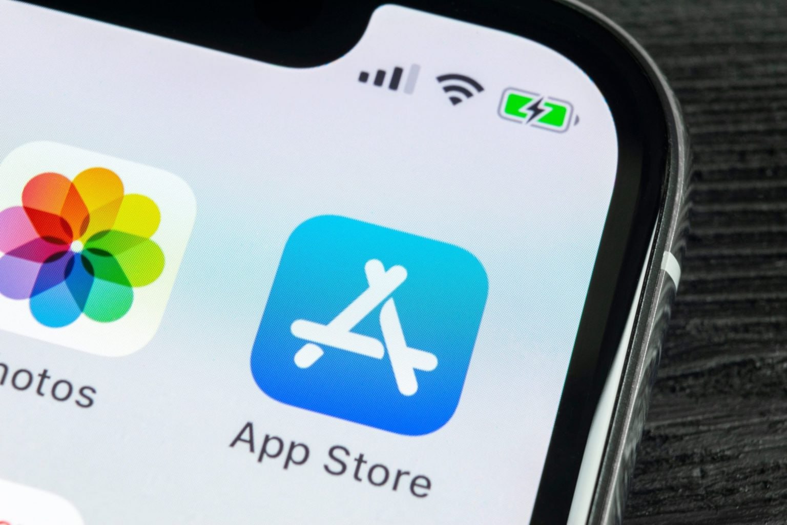 Apple запретили брать комиссию с iOS-покупок за пределами App Store да, такая была — целых 27%! Решение вынес американский суд в рамках разбирательств с Epic Games: теперь разработчики могут без проблем уводить пользователей из приложений на свои сайты, чтобы они платили там, и забирать всю прибыль себе.