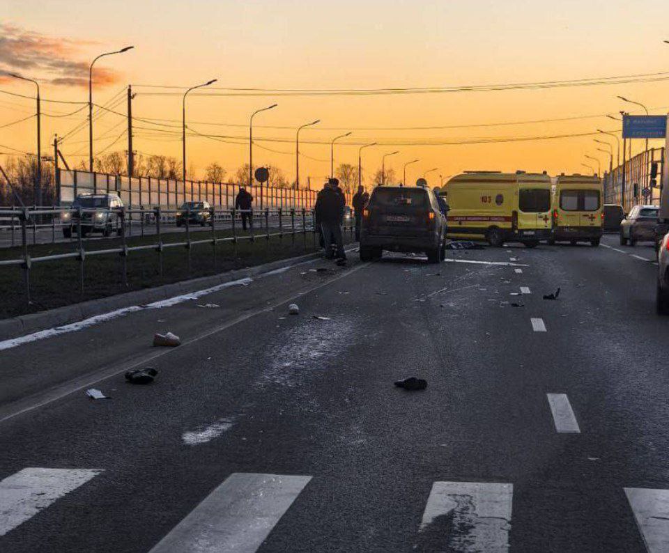 В Новой Москве в поселке Филимонковское мама с подростком и бабушка переходили дорогу. В этот момент в них влетел автомобиль   Обе женщины скончались на месте происшествия, несовершеннолетнего пострадавшего увезли в больницу.