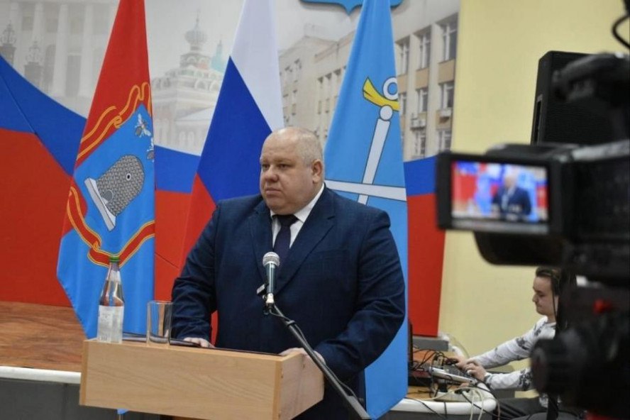 Врио главы Тамбовской области недоволен работой главы Моршанска Евгений Первышов на прошедшем сегодня еженедельном совещании в правительстве региона раскритиковал работу главы Моршанска Романа Поленкова. "В вашей работе достаточно много недочётов и недоработок. Я рассчитывал, что вы свежим взглядом детально разберётесь в проблемах и наведёте порядок", - заявил Евгений Первышов. Руководитель региона отметил, что, помимо мусора, в городе нет сферы, где бы не возникало сложностей. "Я недоволен вашей работой. Возможно, мы поторопились с вашим назначением. Приглашаю вас на встречу на этой неделе", - подчеркнул врио главы региона. Напомним, Роман Поленков стал главой Моршанска в феврале текущего года. До этого он был первым заместителем главы города, а с октября 2024 года - исполняющим обязанности главы города. администрация Моршанска ИА "Онлайн Тамбов.ру"
