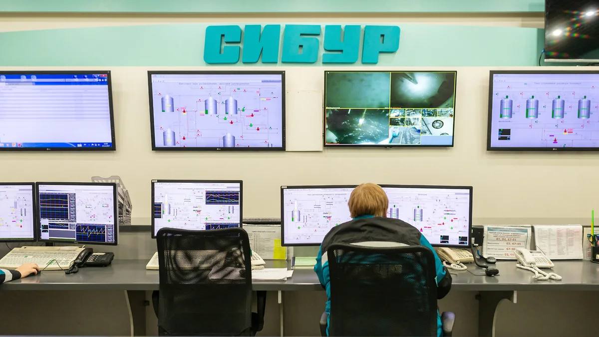 «Воронежсинтезкаучук» собирает льготы для инвестпроекта на 6,3 млрд рублей  Холдинг «Сибур» рассматривает возможность заключить специальный инвестиционный контракт с властями в рамках строительства на АО «Воронежсинтезкаучук» производства н-бутиллития. Это может стать первым случаем применения такой меры поддержки для бизнеса в регионе. Эксперты предупреждают о весьма жестких условиях отбора проектов на СПИК 2.0 со стороны государства.  Фото: Олег Харсеев/Коммерсантъ  Подписывайтесь на «Ъ-Черноземье»