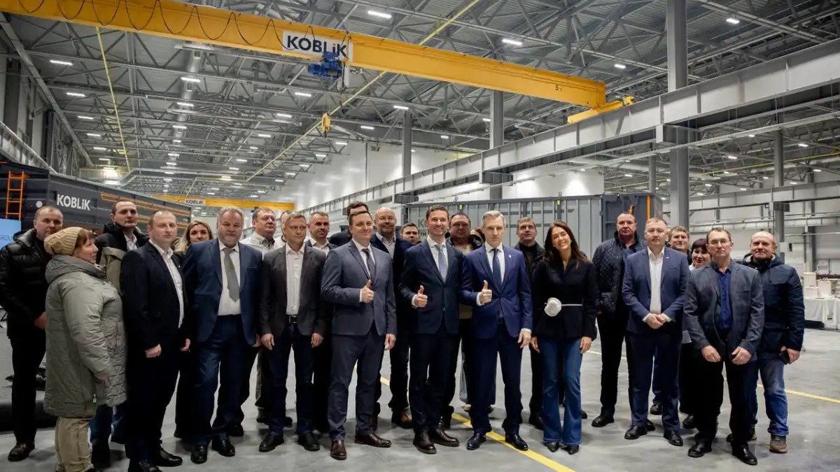 KOBLiK GROUP торжественно открыл новую производственную площадку в Смоленске   19 декабря 2025 года в индустриальном парке Феникс состоялось официальное открытие новой производственной площадки KOBLiK GROUP  Открытие прошло в формате индустриальной экскурсии гости познакомились с логикой производства этапами строительства завода технологическими зонами от склада металла до сварки покраски и сборки  Отдельный акцент был сделан на собственное производство комплектующих и курс на импортозамещение Подробнее читайте