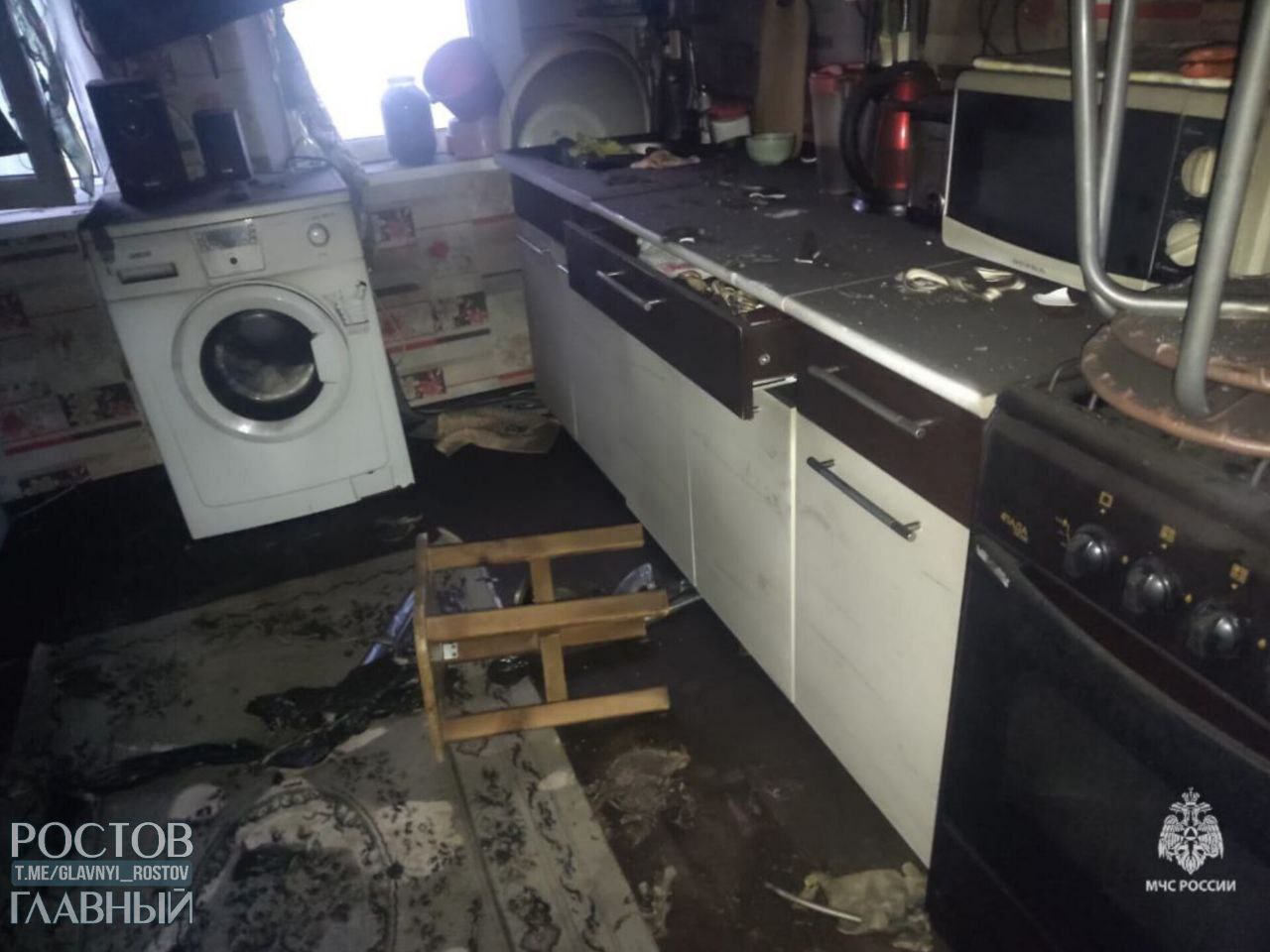 Двухлетний ребенок погиб при пожаре в Орловском районе.  Мальчик решил включить электрокипятильник в летней кухне. Из-за этого начался пожар, загорелись домашние вещи. Мать ребёнка находилась в доме. Спустя время, не обнаружив сына рядом, она выбежала во двор и увидела, как из летней кухни валит дым.   К сожалению, малыша спасти не удалось — он отравился едким дымом.        Присылайте ваши фото/видео/новости мне в лс