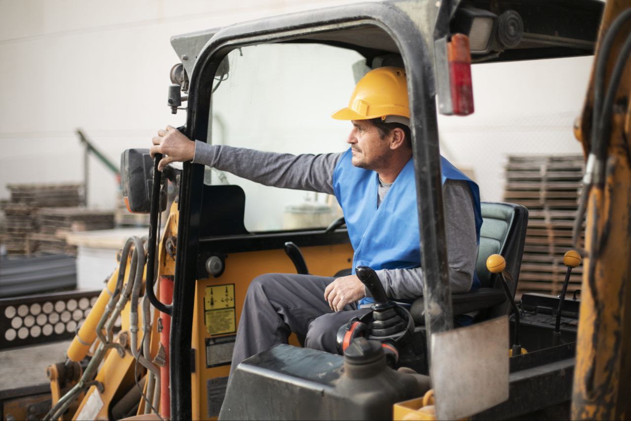 В 2026 году ожидается повышение заработной платы у сварщиков и водителей грузовиков дальнего следования Согласно прогнозам экспертов также вырастет оплата труда высококвалифицированных токарей операторов кранов машинистов специальной техники инженеров в строительной сфере и проектировщиков Что касается офисных специальностей то рост доходов прогнозируется у финансовых аналитиков специалистов по работе с данными инженеров в области машинного обучения экспертов по кибербезопасности продуктовых менеджеров и системных инженеров Югополис Прислать фото или видео