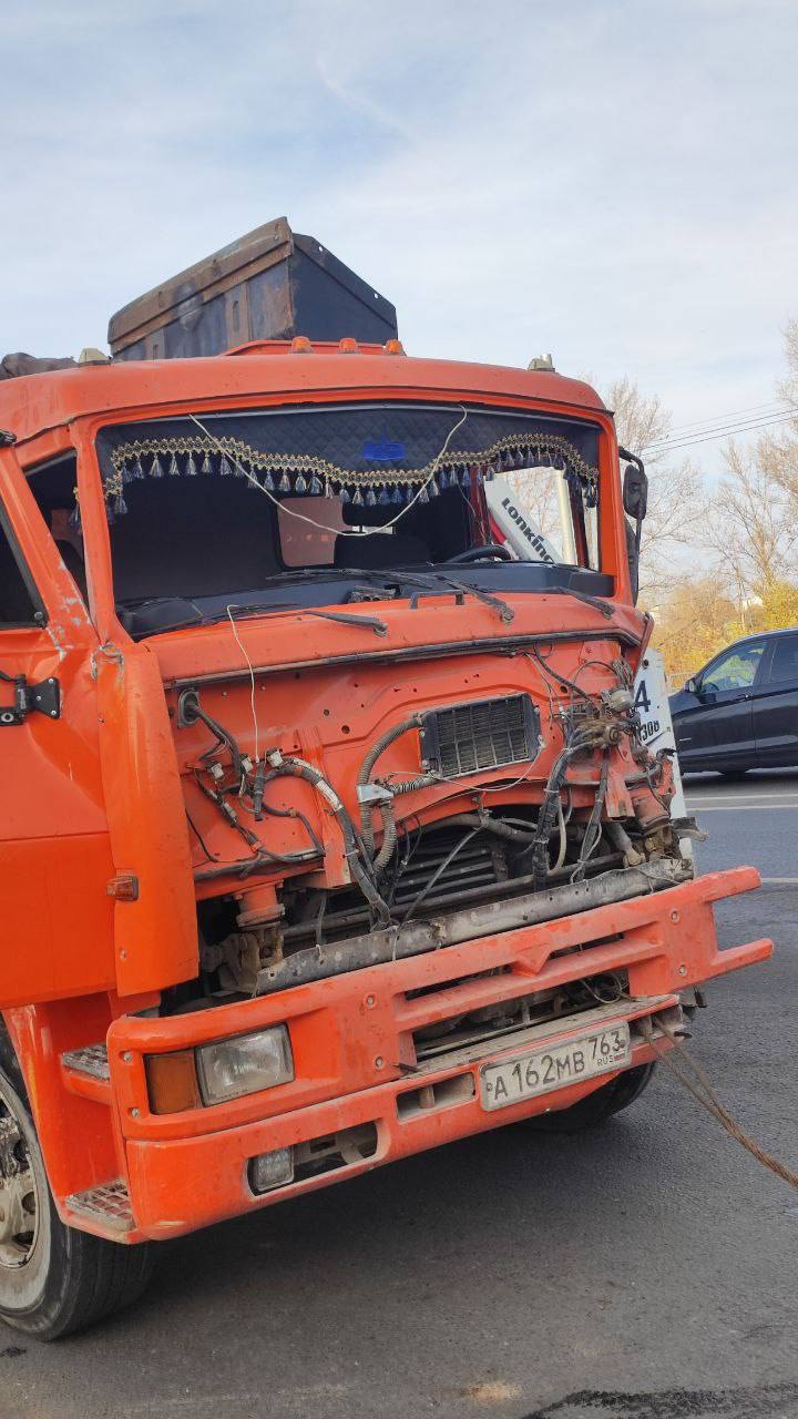 Сегодня, 7 октября, в Куйбышевском районе города Самары произошло ДТП с участием маршрутного автобуса и грузового автомобиля. По предварительны данным, в результате ДТП пострадала женщина, которая госпитализирована в медицинское учреждение, где ей оказывается вся необходимая помощь  По данному факту СУ СКР организована доследственная проверка по факту оказания услуг, не отвечающих требованиям безопасности, при перевозке людей