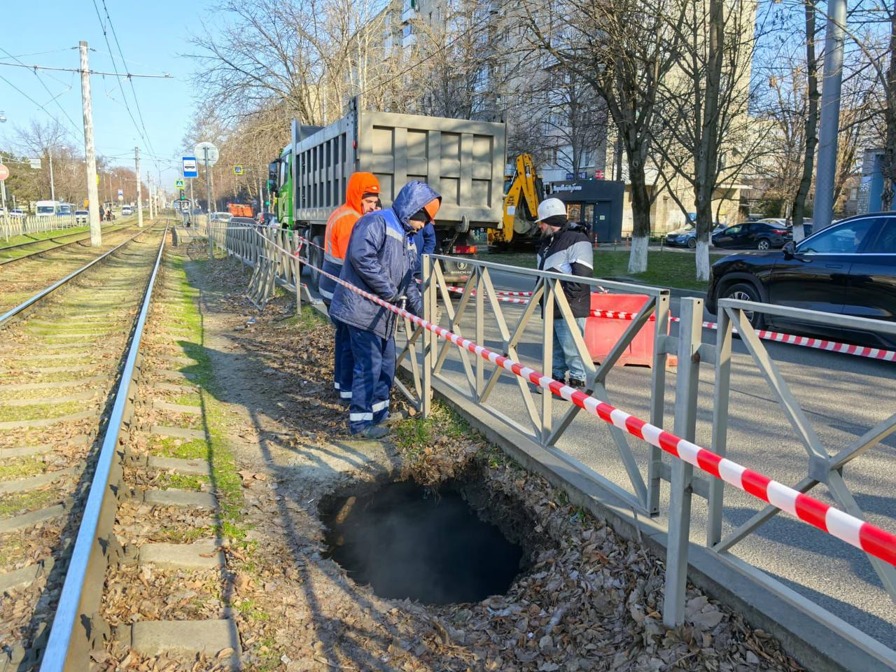 Произошел обвал грунта на старом железобетонном коллекторе диаметром 1000 миллиметров. На этот раз провал образовался под проезжей частью, выше по сети по адресу: ул. Московская, 66, в сторону улицы Карякина. Диаметр провала — порядка 4 метров.  В настоящее время на месте работают 4 единицы техники и 10 специалистов «Краснодар водоканал». Бригады аварийно-восстановительных работ оперативно огородили место обвала и приступили к подготовительным работам по ремонту коллектора.  После демонтажа дорожного покрытия бригады аварийно-восстановительных работ установят крепи для безопасного проведения работ и приступят к ремонту трубопровода. Работы осложнены глубиной залегания сети — более 6 метров.   10.02.2025 с 14:00 движение транспорта по четной стороне дороги будет перекрыто по ул. Московской от 66 до 80 дома. Будет организованно реверсивное движение по противоположной нечетной стороне дороги. Движение трамваем будет остановлено 10.02.2025 с 14:00 до 01:00 11.02.2025.  Для удобства жителей все работы ведутся без отключения услуг водоотведения.