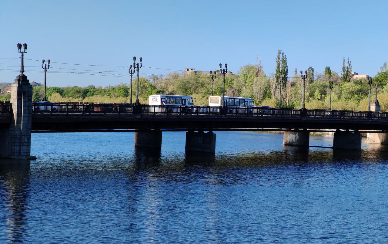"Автодор" приступает к ремонту моста по проспекту Ильича в Донецке Специалисты полностью заменят пролетное строение и опоры моста, при этом сохранят его исторический облик. Об этом сообщили в пресс-службе госкомпании. Сначала подрядчик построит технологический мост, затем приступит к демонтажу аварийного сооружения и возведению нового. Параллельно будут перенесены коммуникации: газопровод, водопровод, силовые кабели и линии связи. В компании также отметили, что на время ремонта движение по мосту перекроют, а транспорт перенаправят по альтернативным маршрутам: проспекту Мира, бульвару Шевченко, проспекту Дзержинского и проспекту Павших Коммунаров. Соблюдение сроков и качество работ находятся на личном контроле Главы ДНР Дениса Пушилина. Фото: Всё о ДНР