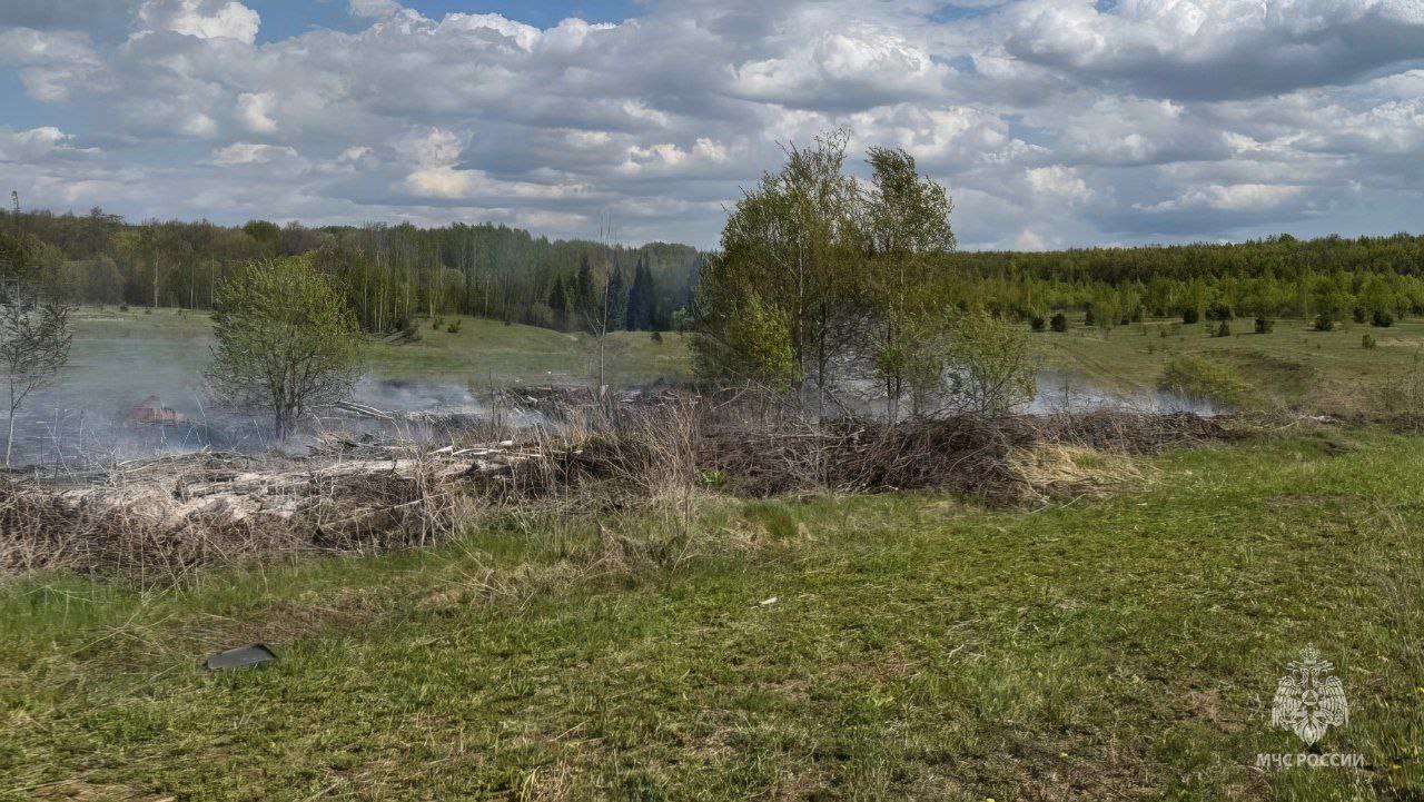 В Канашском округе ликвидирован пал сухой травы МЧС Чувашской Республики сообщает, что в прошедшее воскресенье оперативно потушено возгорание травы рядом с деревней Малые Кибечи. Огонь прошелся на площади свыше 100 квадратных метров. Также в этот день устранен пожар, возникший из-за неосторожности при курении, во дворе дома №53 по проспекту Ленина в Чебоксарах.