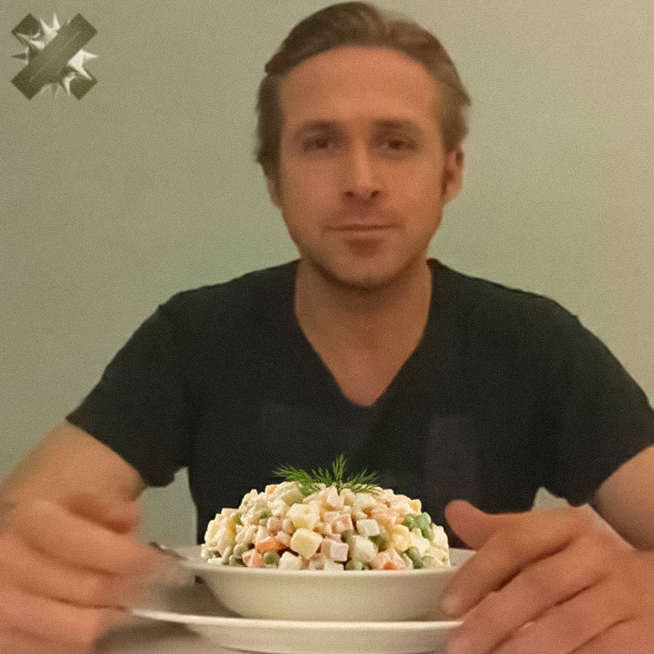 В школьных столовых могут появиться Оливье и мандарины после каникул Депутаты предложили добавить в школьное меню новогодние блюда инициативу уже направили в Роспотребнадзор Если её одобрят в первые две недели после зимних каникул детям будут подавать Оливье с лёгкой заправкой диетическое заливное и мандарины Авторы идеи считают что это поможет сохранить праздничное настроение и мягче вернуться к учёбе   продлеваем Новый год верните лучше каникулы НМШ