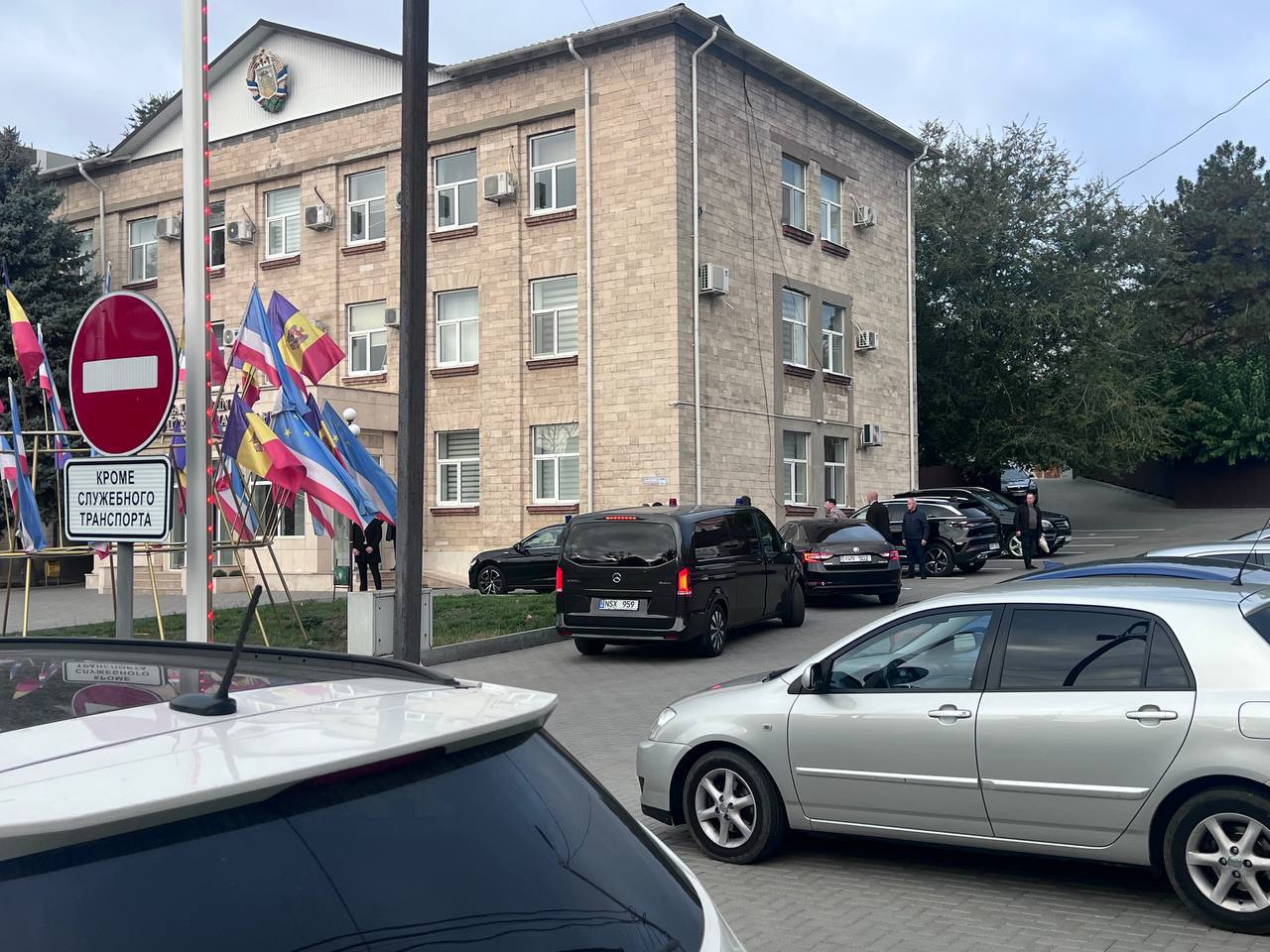 В Комрат где на совещание с директором СИБ Александром Мустяцей созвали депутатов Народного собрания Гагаузии прибыли также 10 силовиков включая экспертов по кибербезопасности и экспертов по антитеррористическому сотрудничеству СМИ Звучат заявления что этот десант носит плановый характер и не связан с какими либо текущими инцидентами Все идет по плану стало быть rusputnikmd 2