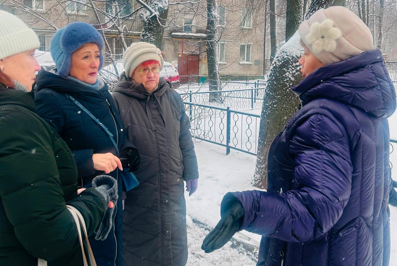 Для прогулок с детьми. В Буграх обновят важный объект  Глава Бугровского поселения Елена Моисеева встретилась с жильцами дома №10 на ул. Шоссейной. Говорили о детской площадке, которой пользуются люди из ближайших домов.  Только вот ей больше 8 лет, она изношена, внешний облик уже не назовёшь эстетичным, да и функциональность подкачала. После обращений жителей реконструкцию и капремонт площадки включили в адресную программу на 2025 год.   Горожане передали Елене Моисеевой свои пожелания, к примеру, о том, какие игровые комплексы и оборудование они хотели бы видеть на обновлённой площадке.  Все просьбы жителей поселения обещают учесть при проектировании. После реконструкции бугровчане получат современную и, главное, безопасную площадку, где можно будет комфортно и разнообразно проводить время с детьми. Ждём строительного сезона — 2025, он обещает быть интересным!