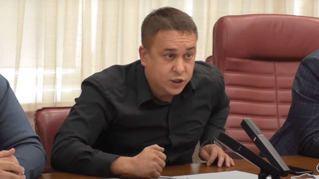 Семьи с детьми должны бесплатно выбирать места в самолетах. Такой законопроект разработал сенатор Айрат Гибатдинов. Согласно документу, дети от 2 до 14 лет и их родители, а также инвалиды и сопровождающие получат право бесплатно выбирать соседние места в самолетах. При этом кресла нужно бронировать заранее на сайте или в приложении перевозчика. Исключение составят места повышенной комфортности и у аварийных выходов. Как пояснил член Совфеда, действующие правила не обеспечивают четких гарантий совместного перелета для семей с детьми. «Сегодня авиакомпании не всегда соблюдают нормы, ссылаясь на расплывчатые формулировки в законе. Родители вынуждены либо платить за выбор мест, либо рисковать, что ребенка посадят отдельно», – отметил сенатор. Подробнее на ТурДоме.