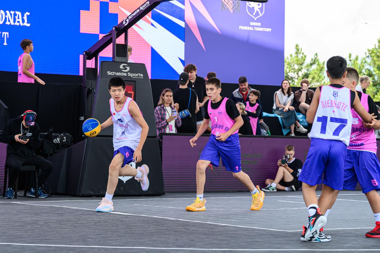 Команда Jiangxi из Китая выиграла международный турнир 3х3 для детей Sirius Cup Junior Серебро и бронза у российских команд — Kurchatov U12 Челябинск и Khimki Power Химки . Свои награды победители и призёры получили из рук главы администрации федеральной территории Сириус Дмитрия Плишкина, президента Российской федерации баскетбола Андрея Кириленко и чемпиона Европы 2007, заслуженного мастера спорта России Сергея Мони. Два дня на баскетбольной площадке встречались двенадцатилетние спортсмены из восьми стран. Уникальность турнира в том, что он собрал рекордное количество стран-участниц по сравнению с другими детскими соревнованиями. В турнире участвовала и команда, сформированная на базе Президентского Лицея «Сириус». Спортсмены разделили места с 5-го по 8-е с другими участниками, не вышедшими в полуфинал. Sirius Cup Junior стал глобальной площадкой для культурного обмена и объединил детей из разных уголков мира через любовь к баскетболу. Помимо игровой части, участников турнира ждал индивидуальный спортивный конкурс, а также развлекательная и экскурсионная программы.