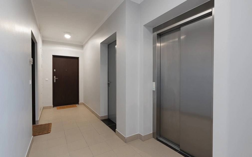 Госдума отклонила законопроект об ужесточении контроля за капремонтом  Законопроект предлагал обязать операторов капитального ремонта отчитываться перед жильцами о выполненных работах размещая на официальном сайте отчеты с фото и видео Разработчики объясняли необходимость улучшением контроля и прозрачности в сфере капитального ремонта поскольку жители часто недовольны его результатами  Однако проект был отклонен так как существующее законодательство уже предусматривает обязательные отчеты через ГИС ЖКХ и портал госуслуг Комитет Госдумы отметил что создание дублирующей системы приведет к лишним расходам из бюджетов регионов законы Фото Dmitrij Galacewicz Shutterstock FOTODOM Читать РБК Недвижимость в Telegram