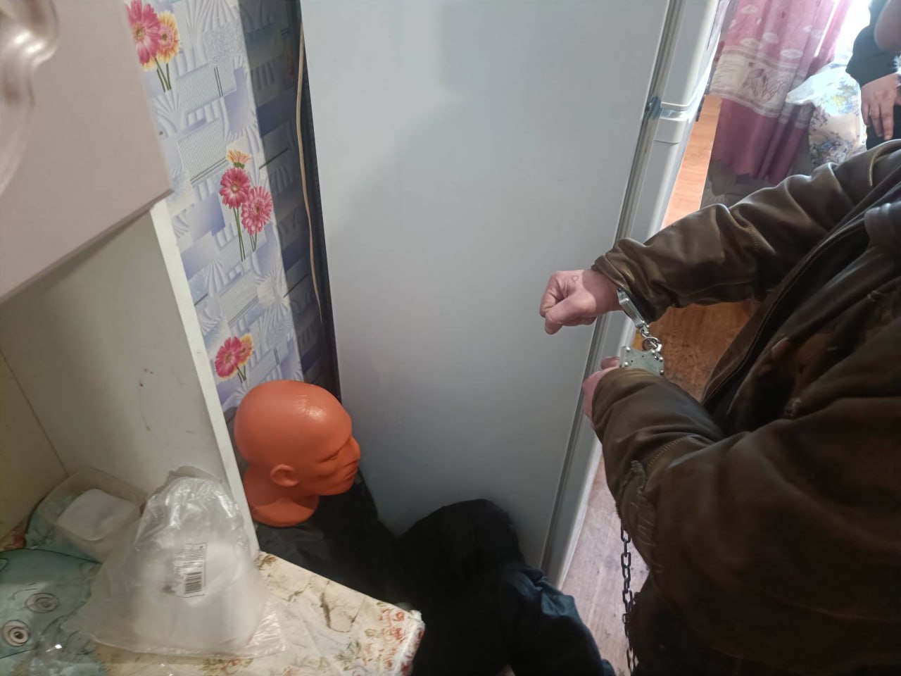Вступил в законную силу приговор Плесецкого районного суда от 22.04.2025, которым ранее неоднократно судимые житель Плесецкого района и двое осужденных, отбывавших за другие преступления наказание в виде лишения свободы, признаны виновными по ч. 4 ст. 111 УК РФ причинение тяжкого вреда здоровью, опасного для жизни человека и повлекшее по неосторожности смерть потерпевшего, совершенное группой лиц, в том числе одним из виновных с применением предметов, используемых в качестве оружия . Судом установлено, что 30.12.2023 двое осужденных, имеющих право временно покидать территорию исправительной колонии, познакомились с жителем пос. Река Емца, после чего проследовали в квартиру последнего, где в ходе распития спиртных напитков с еще одним мужчиной совместно нанесли многочисленные удары по телу, в том числе голове, то есть в область жизненно важных органов, руками и ногами, а один из злоумышленников также с применением табурета, ножа и вил. Подробнее об этом уголовном деле тут