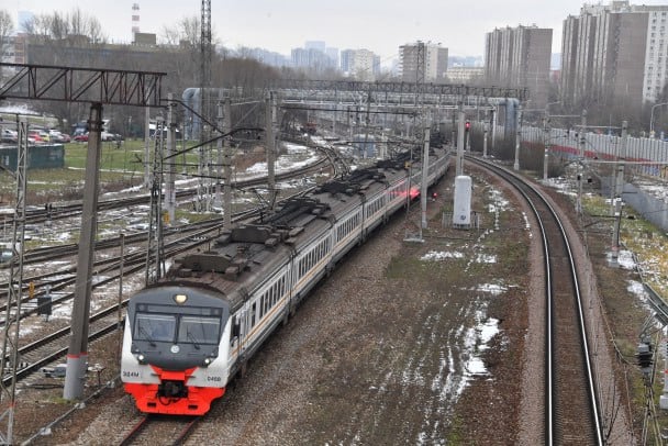 Мужчина попал в больницу после столкновения с поездом на станции под Тосно  Как сообщает транспортная полиция по Северо-Западному федеральному округу, накануне около 10 утра поступил сигнал о травмировании человека на железнодорожной станции Любань под Тосно. Его задел поезд сообщением "Белгород – Петербург".  По предварительным данным, 38-летний местный житель пересекал дорогу в неположенном месте. Несмотря на то, что машинист поезда подавал звуковые сигналы и экстренно затормозил, столкновение все-таки произошло. Поезд задел мужчину по касательной, его увезли в больницу.  Уточняется, что движение по железной дороге осталось прежним. Поезда не были задержаны.    Komsomolskaya Pravda/Global Look Press