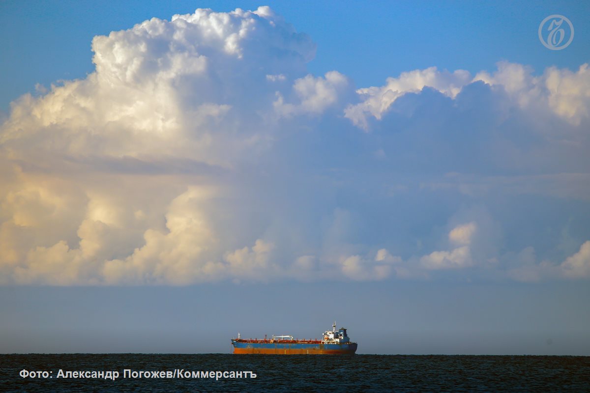 На рынке морских перевозок нефтепродуктов сложилась нетипичная ситуация Цены на транспортировку более дешевых темных нефтепродуктов остаются стабильными или растут а перевозка более дорогих светлых подешевела почти на всех направлениях на 3 8 говорится в обзоре Центра ценовых индексов с которым ознакомился Ъ По мнению аналитиков стоимость перевозок темных нефтепродуктов поддерживает рост спроса на суда подходящие как для перевозки мазута так и для транспортировки нефти А на отгрузку светлых нефтепродуктов влияет договоренность правительства с нефтекомпаниями о приоритете поставок дизтоплива на внутренний рынок Ъузнал
