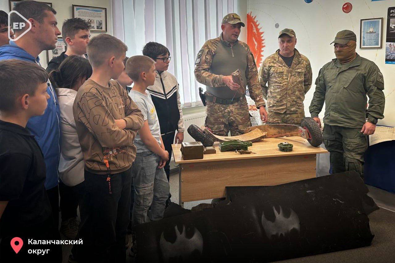 Бойцы СВО вместе с активистами партии «Единая Россия» пополнили школьные музеи в Херсонской области экспонатами с передовой. В рамках Всероссийской акции «Ночь музеев» военнослужащие и единороссы посетили образовательные организации и культурные учреждения. В прифронтовом Горностаевском округе бойцы вместе с активистами партии «Единая Россия» в селе Константиновка передали музею личные вещи, а также артефакты с линии фронта. В Вадимской школе Каланчакского округа открыт новый стенд — переданное бойцами крыло сбитого украинского БПЛА. Также музей получил книги от координатора проекта «Культура малой Родины» Евгения Максимова. Муниципальные депутаты в Алёшкинском округе Александр Морозык, Геннадий Виноградов и Алексей Зоголь посетили музей в Великокопанской школе и передали подлинную форму советского солдата. По инициативе членов первичного отделения партии «Единая Россия» в селе Вольном Нижнесерогозского округа работники местного Дома культуры провели экскурсию, показав в том числе элементы оружия времен Великой Отечественной войны. «Единая Россия» в Верхнем Рогачике к Международному дню музеев организовала бесплатную экскурсию в местном краеведческом музее. Для гостей и жителей муниципального округа провели экскурсию и рассказали о подвигах людей в Великой Отечественной войне. #НочьМузеев #КультураМалойРодины #ЕдинаяРоссия