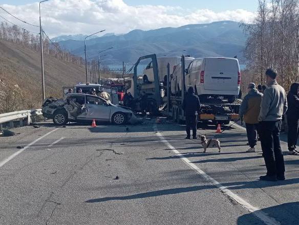 Внимание водители Трассу Байкал в районе Слюдянки перекрыли На 95 км федеральной дороги столкнулись автовоз и легковушка На месте работают спецслужбы Движение перекрыто в обоих направлениях Альтернативных путей объезда нет сообщает Госавтоинспекция Иркутской области Водителей просят воздержаться от поездок в этом направлении Информация о пострадавших уточняется   Канал Ариг Ус в MAX