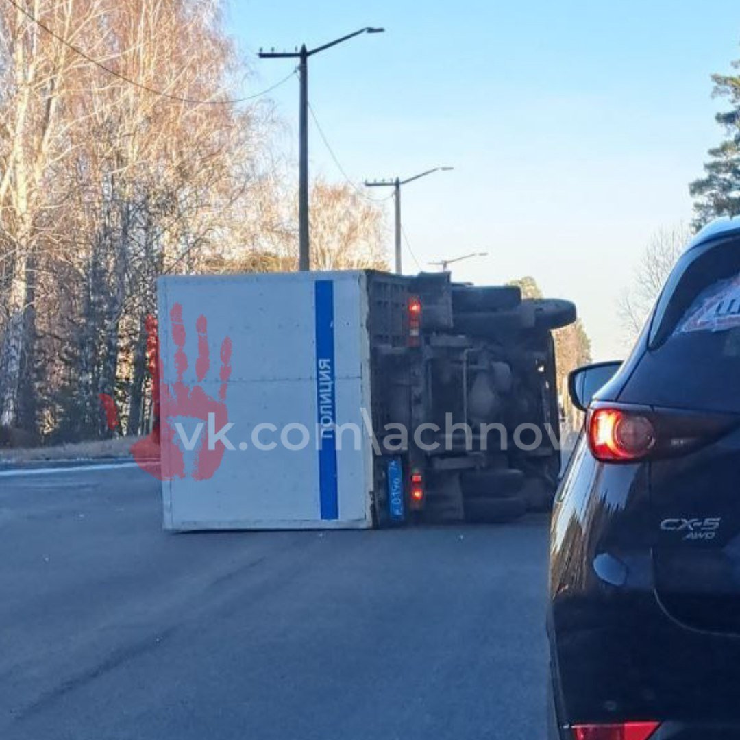 СРОЧНО. В Снежинске опрокинулась машина полиции.  Воронок, для перевозки задержанных, по предварительным данным столкнулся с автомобилем Лада "Гранта" на улице Транспортной. После чего авто упало на бок.  Были ли в автозаке задержанные и пострадал ли кто-то в результате ДТП - не известно.