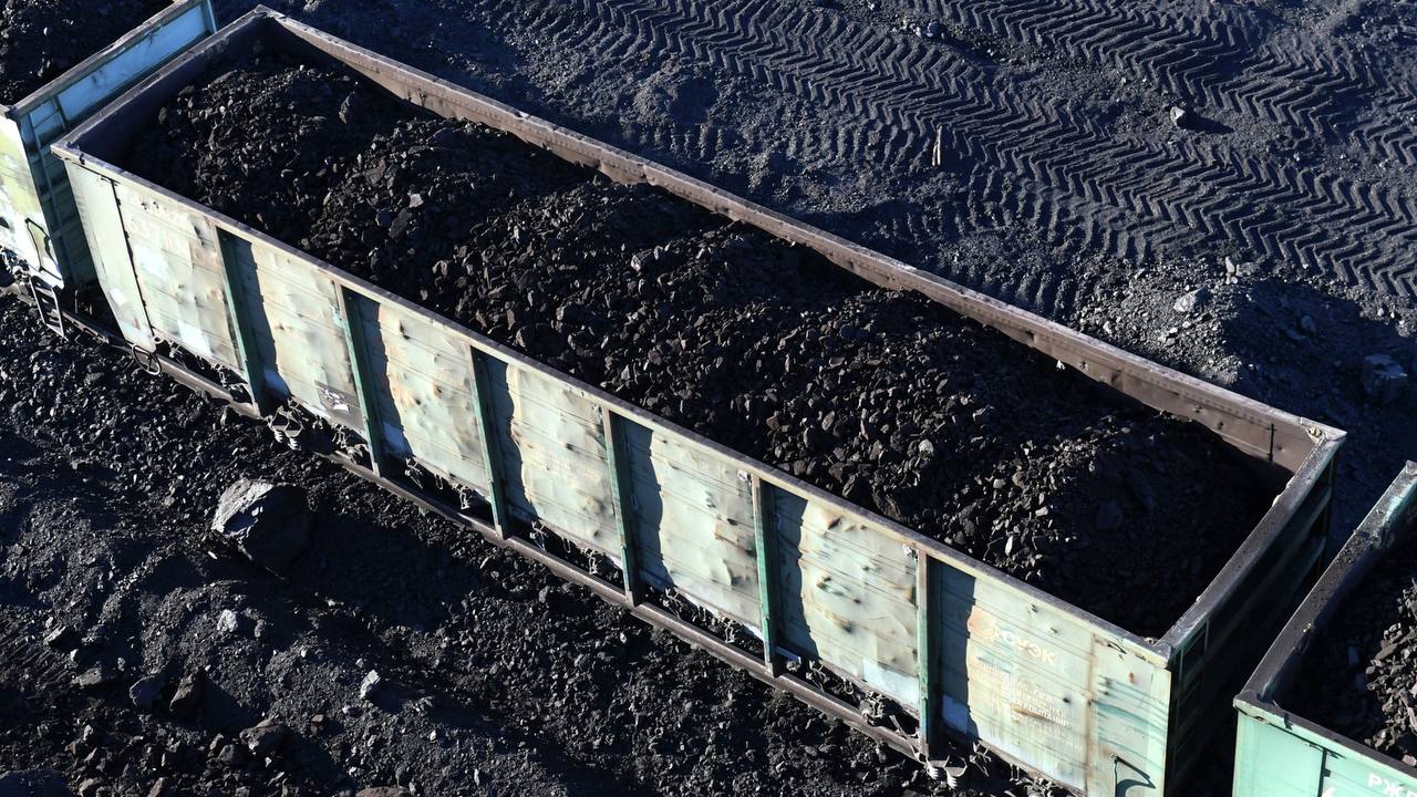 Десять вагонов с углем сошли с рельс в Ванинском районе Сход произошел на перегоне Датта Кенада между станциями Высокогорная и Советская Гавань Восемь из десяти вагонов опрокинулись Поезд следовал в составе 71 вагона Движение на участке приостановлено Пострадавших нет Осуществляется возврат пассажирских поездов 351 352 в Советскую Гавань и Комсомольск на Амуре Для транспортировки пассажиров будут организованы автобусы   Будь в курсе событий везде ОК VK MAX