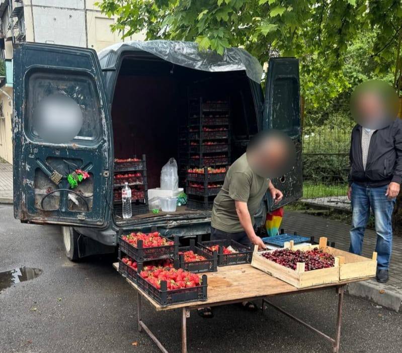 Незаконную продажу фруктов пресекли сочинские полицейские в поселке Дагомыс На улице Армавирской 26-летний житель Гулькевичского района торговал клубникой и черешней прямо из «Газели». Разрешительных документов у мужчины не оказалось. В отношении нарушителя сотрудники отдела по исполнению административного законодательства УВД по г. Сочи составили административные протоколы по ч. 1 ст. 14.1 и ст. 19.1 КоАП РФ. Полиция призывает граждан соблюдать закон и напоминает о необходимости оформления разрешительных документов для ведения торговой деятельности. Полиция Сочи